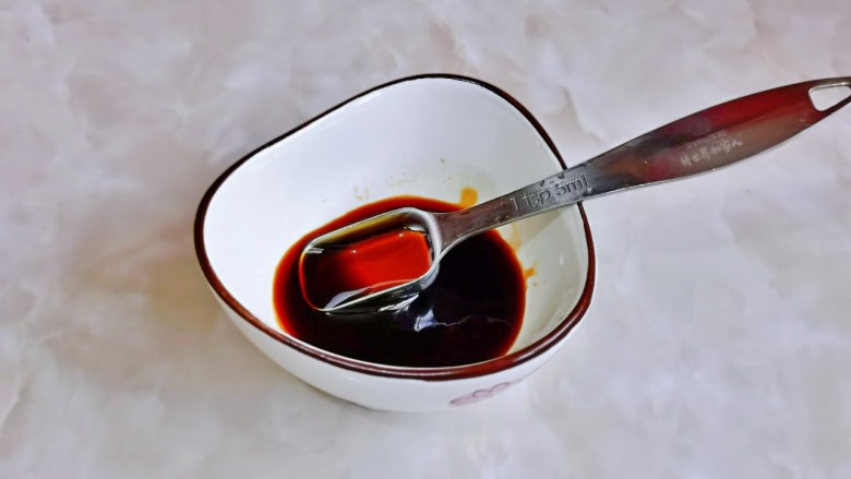 蒜蓉生菜,再加入1勺<a style='color:red;display:inline-block;' href='/shicai/ 788'>生抽</a>,3勺水搅拌均匀。