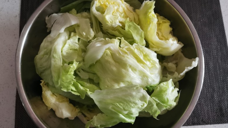 蒜蓉生菜,生菜片片分开,冲洗干净,撕成大片。