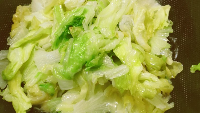 蒜蓉生菜,放入生菜,翻炒断生