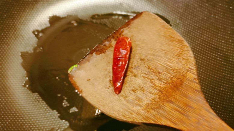 蒜蓉生菜,再起油锅,放入1汤匙食用油,放入<a style='color:red;display:inline-block;' href='/shicai/ 86474'>干辣椒</a>炒出香味。