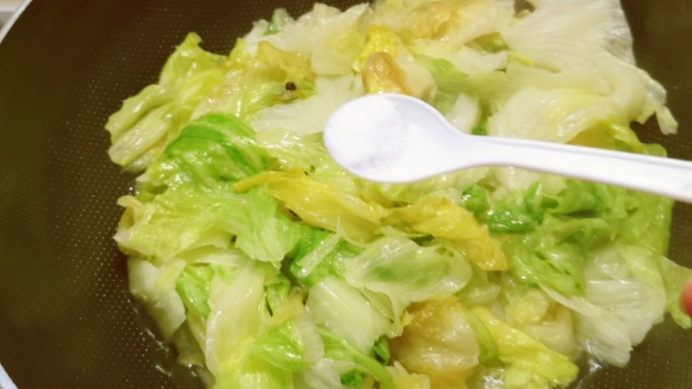 蒜蓉生菜,放入盐调味,翻拌均匀出锅。