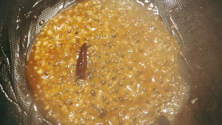 蒜蓉生菜,煮开关火,蒜蓉汁做好出锅。