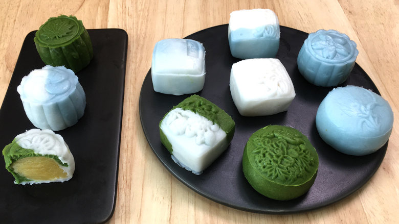 超简单的冰皮月饼,加上超好吃的奶黄馅,孩子也能轻松上手。,冷藏后口味更佳。
