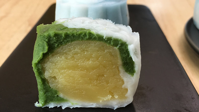 超简单的冰皮月饼,加上超好吃的奶黄馅,孩子也能轻松上手。,口感和味道都很赞哦