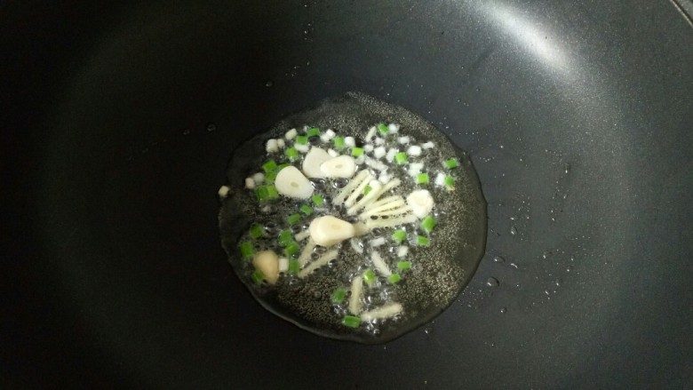 包菜炒粉丝,炒锅中加入适量花生油烧热,放入葱姜蒜爆香