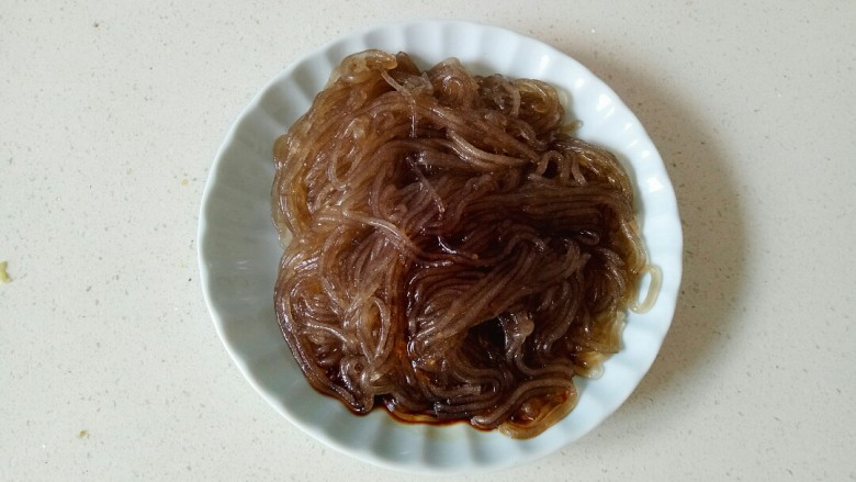 包菜炒粉丝,粉条捞出,加入适量油防止黏一起,加入一勺<a style='color:red;display:inline-block;' href='/shicai/ 788'>生抽</a>搅拌均匀