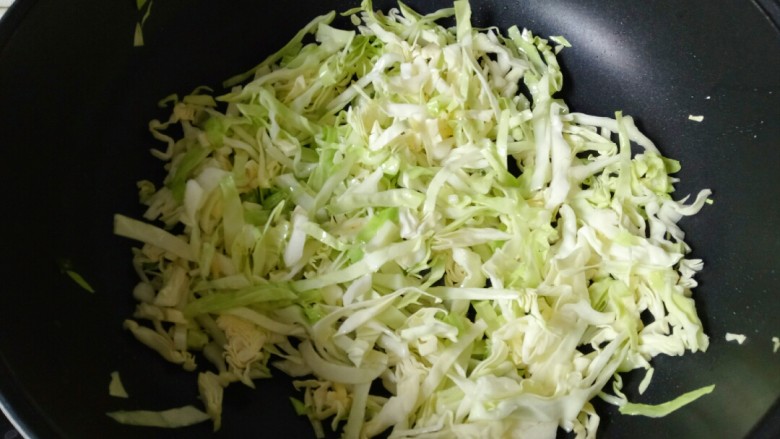 包菜炒粉丝,放入包菜大火翻炒10s