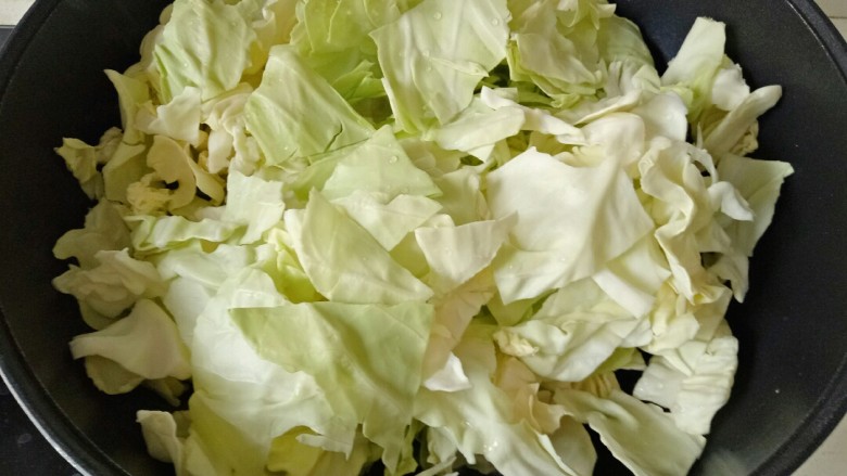 糖醋包菜,倒入包菜,翻炒至包菜变软