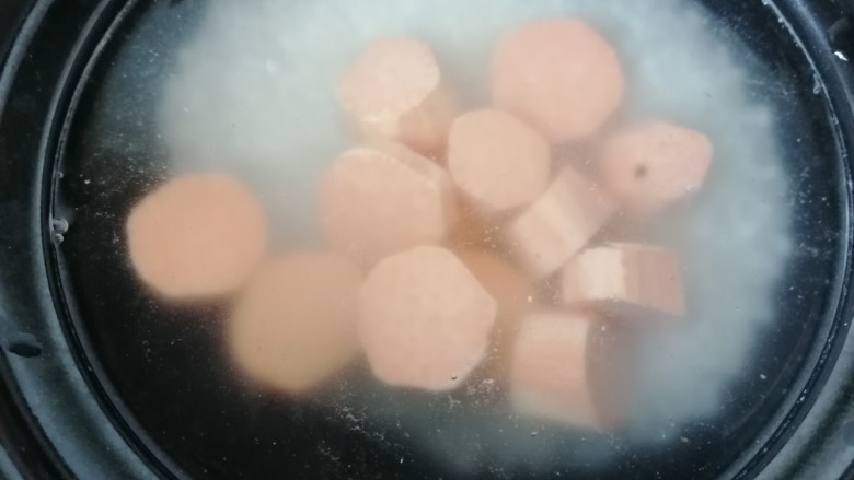 红薯南瓜粥,煮一会放入红薯一起煮