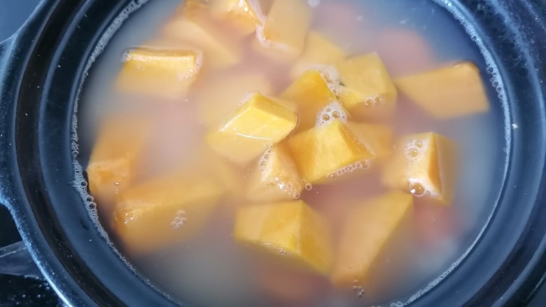 红薯南瓜粥,放入南瓜