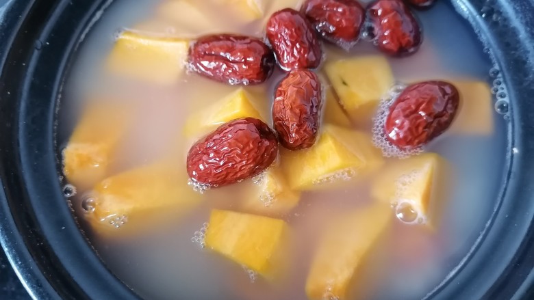 红薯南瓜粥,再煮一会之后放入红枣