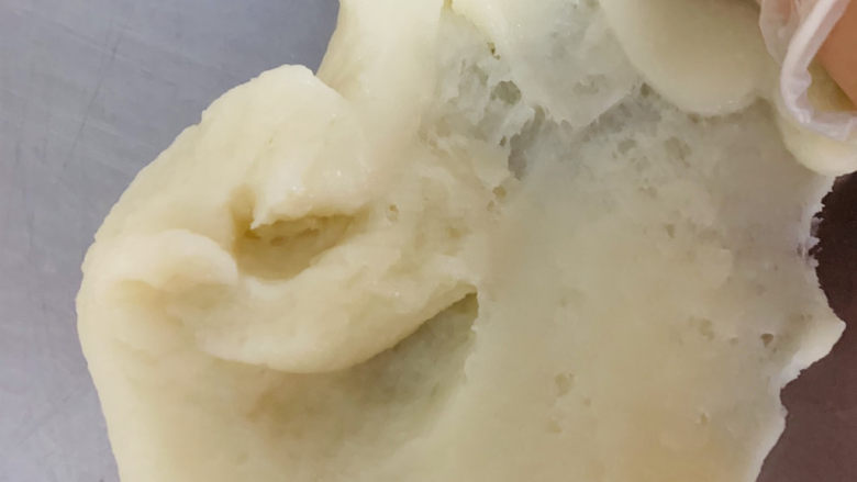 冰皮—玉兔,1、蒸好的饼皮放置微凉,放在案板上反复揉搓均匀,分成25克一个小球备用。
2、蒸好的馅料放置微凉,分成15克一个小球备用。