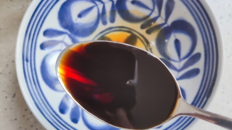 糖醋茄子,下面我们来调个碗汁,先倒小半碗清水,再加两勺美极鲜