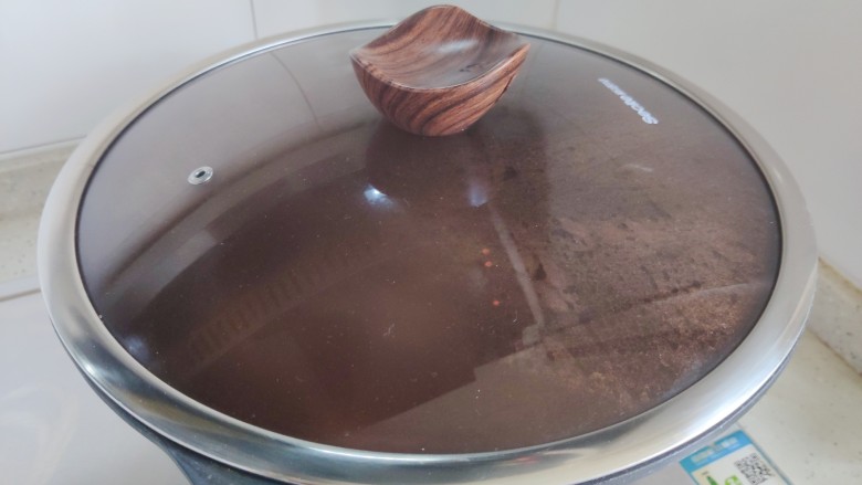 糖醋茄子,盖上锅盖,转小火,焖煮3分钟