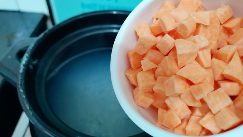 红薯南瓜粥,切好的红薯倒入砂锅里