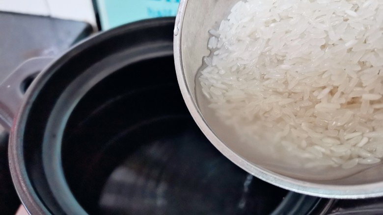 红薯南瓜粥,沥干水份倒砂锅里