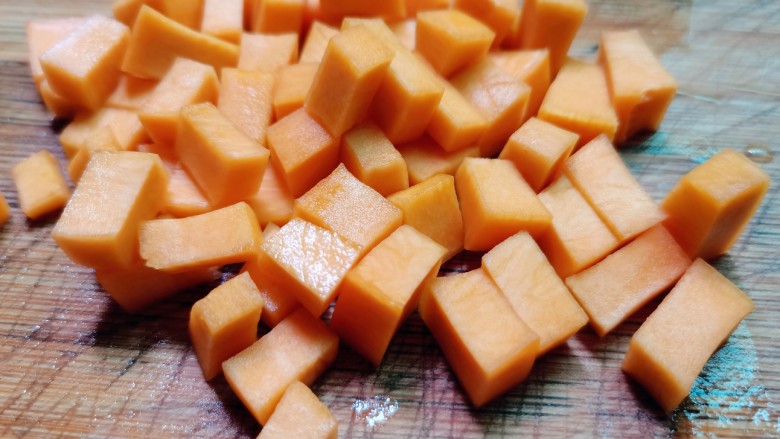 红薯南瓜粥,南瓜切小块