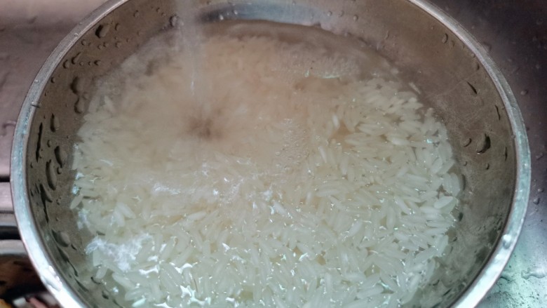 红薯南瓜粥,大米淘洗干净