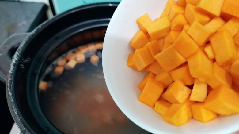 红薯南瓜粥,依次倒入南瓜