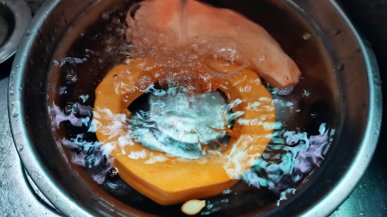 红薯南瓜粥,南瓜，红薯去皮洗净