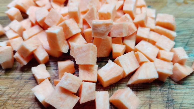 红薯南瓜粥,红薯同样切小块