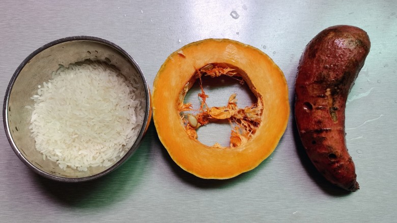 红薯南瓜粥,食材准备好：<a style='color:red;display:inline-block;' href='/shicai/ 492'>大米</a>，<a style='color:red;display:inline-block;' href='/shicai/ 53'>南瓜</a>，<a style='color:red;display:inline-block;' href='/shicai/ 2585'>红薯</a>