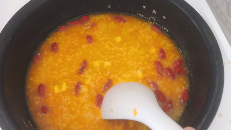 玉米南瓜粥,时间到,香喷喷的玉米南瓜粥就煮好了!