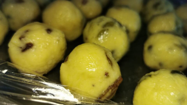 绿豆南瓜子冰皮月饼,分成30克左右的小剂子,用冰皮包住馅料,放进模具压出即可
