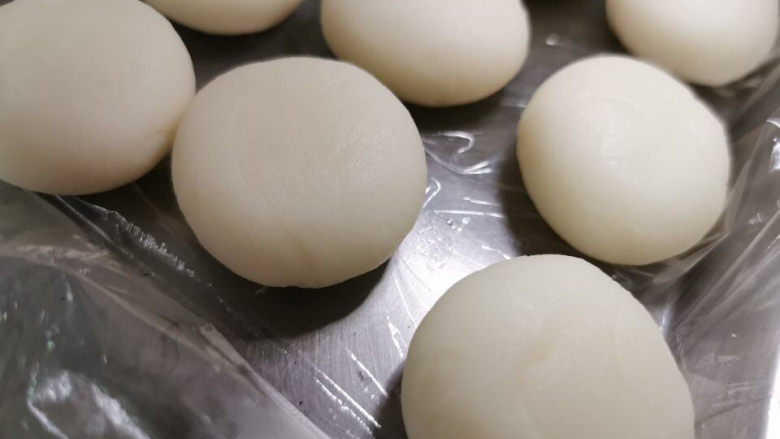 绿豆南瓜子冰皮月饼,分成大约10~20克
