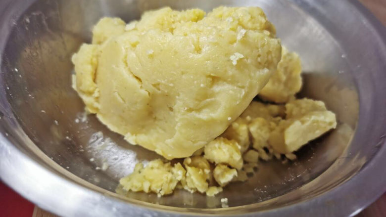绿豆南瓜子冰皮月饼,从冰箱取出的绿豆泥,待回常温