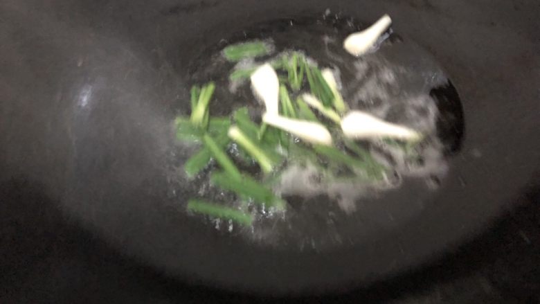 干锅西兰花,中火烧干锅下油,油热下葱头爆一下