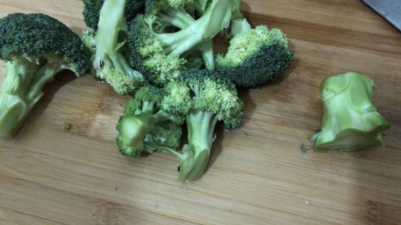 干锅西兰花,泡过后洗洗去头,把小朵切下来