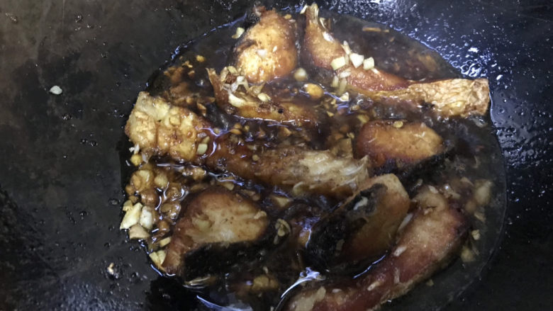红烧鱼块,加入没过鱼块的清水,中火炖煮。