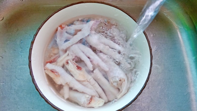 干锅西兰花,用剪刀把<a style='color:red;display:inline-block;' href='/shicai/ 89'>鸡爪</a>的指甲剪了,不然影响口感。再用清水浸泡出杂质。