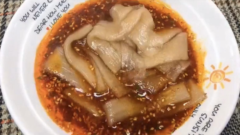 酸辣宽粉,主角登场,煮好的宽粉捞起来,放进碗里