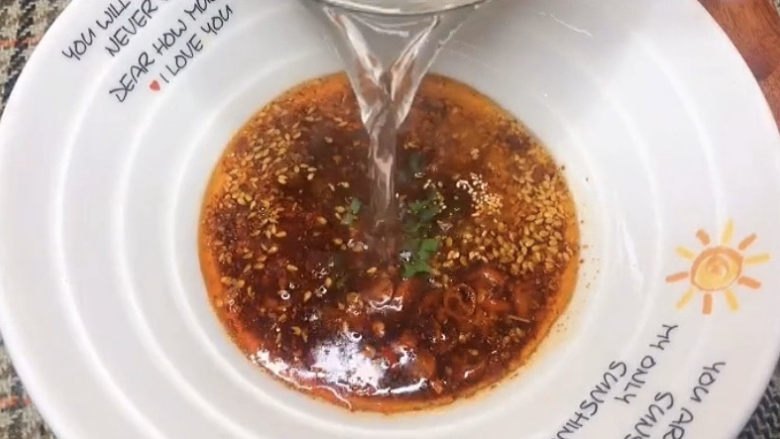 酸辣宽粉,最后来两勺煮粉的汤,整个酸辣汤底就完成了。