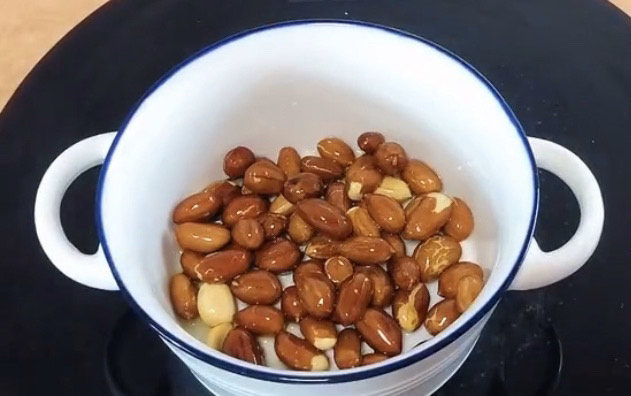 酸辣宽粉,大概小火也就炸个十分钟左右吧,起锅,这时候千万别试,刚出锅的花生米都是不脆的,得放凉了才会变脆哈。别傻傻的又扔回锅里,发现反反复复炸,怎么都不脆。哈哈哈,别问我怎么知道的……