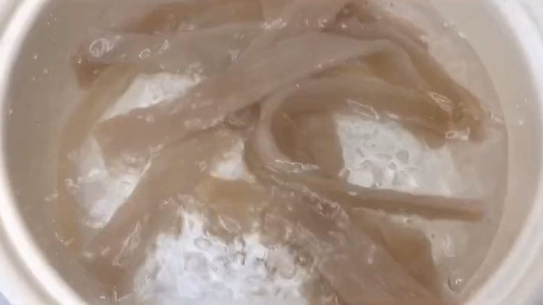 酸辣宽粉,进入正题,先把宽粉下锅煮上,因为宽粉比较难熟,要煮的时间比较久。