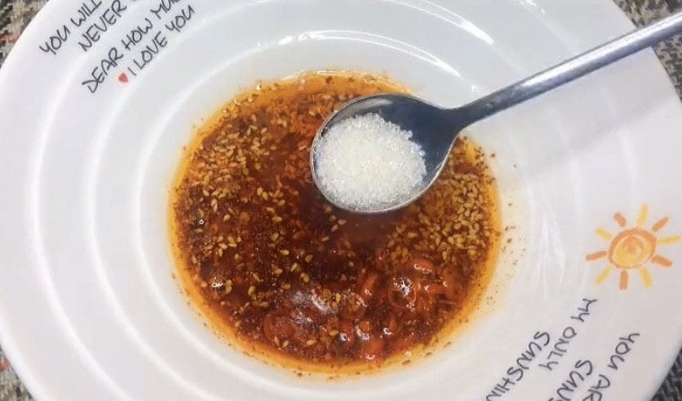 酸辣宽粉,在来小勺盐提味,砂糖中合味道,提鲜,也可以来点鸡精,比较家常的调料嘛。<a style='color:red;display:inline-block;' href='/shicai/ 720'>胡椒粉</a>是我喜欢的口味,按需添加
