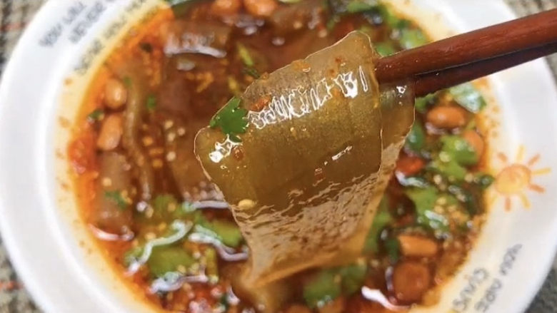 酸辣宽粉,这次买的宽粉不错,很有劲道,好吃,关键是汤底好吃,嘻嘻嘻。