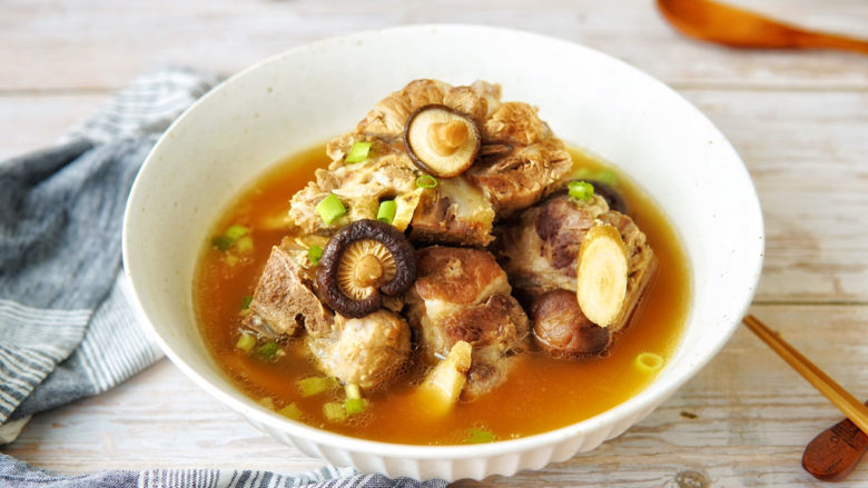 黄芪香菇猪骨汤,秋季的一道汤鲜肉嫩、补气健脾的黄芪香菇猪颈骨汤,用料非常简单,口感鲜美异常。
最后撒点<a style='color:red;display:inline-block;' href='/shicai/ 3232'>香葱</a>末,增加葱香味,也可以换成香菜末。