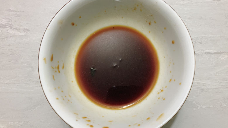包菜炒粉丝,调个酱汁,<a style='color:red;display:inline-block;' href='/shicai/ 692'>酱油</a>两勺。