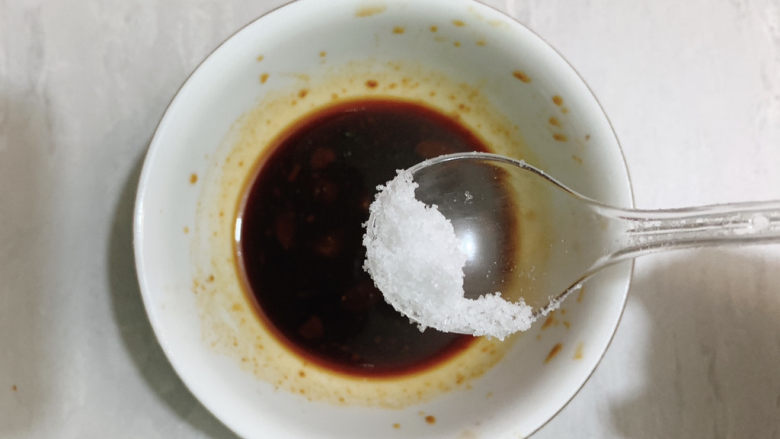 包菜炒粉丝,盐半勺(因为豆瓣酱里有咸味了,所以这里盐少放了)