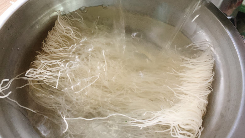 包菜炒粉丝,兴化米粉丝是福建这边的特色米粉,炒之前先用沸水烫一下。