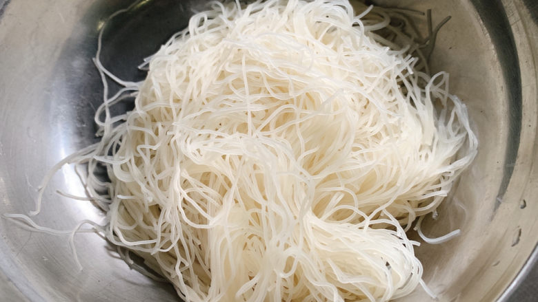 包菜炒粉丝,注意,是只要烫一下~泡软了就立刻夹起来,不然烫的太久全泡软了,米粉丝会变散变断,不利于一会儿回锅炒。
