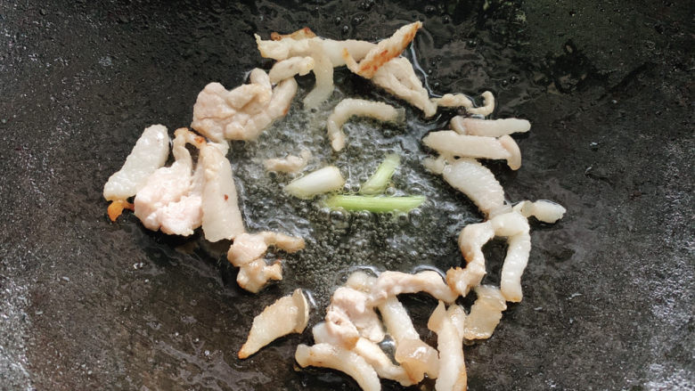 包菜炒粉丝,超出猪油后,加入葱白爆香。