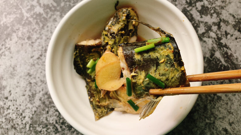红烧鱼块,黄骨鱼刺少,肉弹便于食用,不过背鳍等部位鱼刺比较硬,吃的时候要稍许注意。