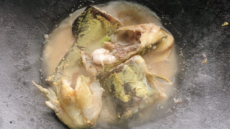 红烧鱼块,大火煮至沸腾之后,再煮2~3分钟。