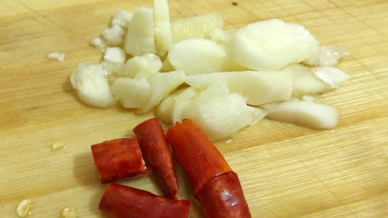 麻辣香锅(快手菜),蒜切片,<a style='color:red;display:inline-block;' href='/shicai/ 86474'>干辣椒</a>切段