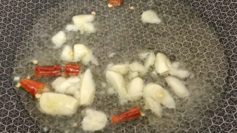 麻辣香锅(快手菜),大火,油锅倒入蒜和干辣椒段炒香